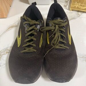 Brooks Men's Black and Yellow Running Shoes